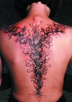 Tatuaje de un arbol futurista haciendo una cruz en la espalda