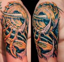 Tatuaje del hombro estilo alien