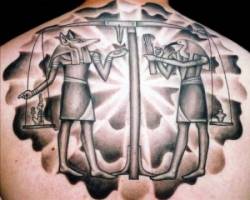 Tatuaje de una balanza y dos dioses egipcios
