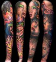 Tatuajes de caras de mujeres en el brazo