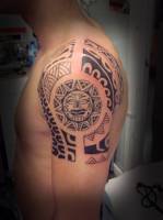 Tatuaje de un sol maya en el hombro