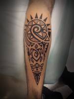 Tatuaje de una tortuga maorí en el antebrazo