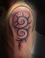 Tatuaje de un tribal en el hombro