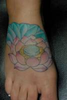 Tatuaje de una flor de loto en el pie