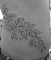 Tatuajes de plantas en el costado