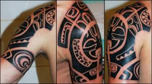 Tatuaje de una mascara maorí en el hombro