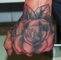 Tatuaje de una rosa en el puño