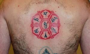 Tatuaje de una flor de loto con mantras dentro