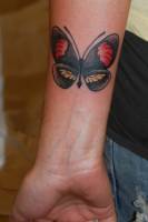 Tatuaje de una mariposa en el antebrazo