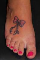 Tatuaje de un lazo en el pie