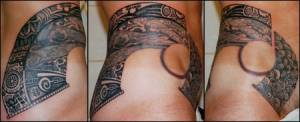 Tatuaje maorí en la cadera