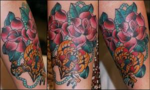 Tatuaje de un corazón con cerrojo y algunas flores