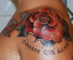 Tatuaje de una rosa y una frase al lado