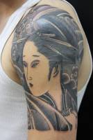 Tatuaje de una cabeza de geisha en el brazo