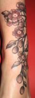 Tatuaje de runa rama con flores