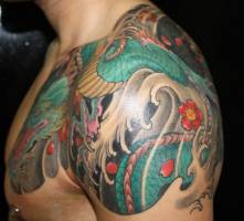 Tatuaje de un dragón japonés en hombro y pecho