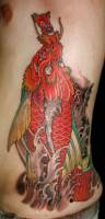 Tatuaje de una carpa convirtiéndose en dragón en el costado