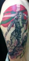 Tatuaje de una linda chica soldado con una gran bandera