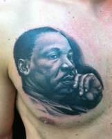 Tatuaje de un retrato en el pecho