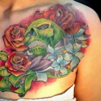 Tatuaje de una calavera en el pecho de una mujer
