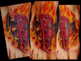 Tattoo de una guitarra en llamas