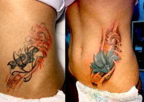 Tatuaje de flores en el costado de una chica