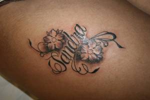 Tatuaje del nombre Sandra y dos flores