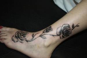 Tatuaje de 3 rosas en el pie