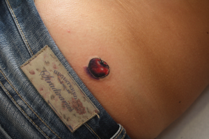 Tatuaje de un pequeño tomate