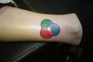 Tatuaje de los 3 colores uniendose