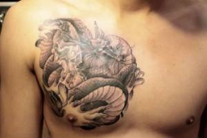 Tatuaje de un dragón enroscado en el pecho