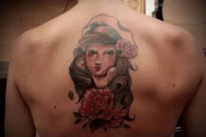 Tatuaje de una chica pin-up y una rosa