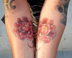 Tatuaje de flores en el antebrazo