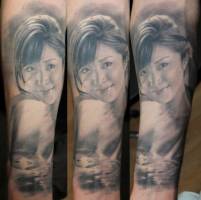 Tatuaje de una chica asiatica tomando un baño