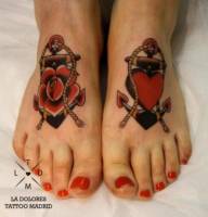 Tatuaje de anclas en los pies, un pié con una rosa, y el otro con un corazón
