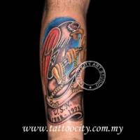 Tatuaje de un águila encima de un ancla con unas fechas