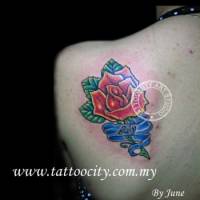Tatuaje de una rosa rodeada de una cinta con un nombre