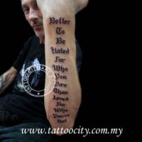Tatuaje de una larga frase en el antebrazo