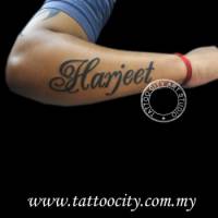 Tatuaje del nombre Harjeet en el antebrazo