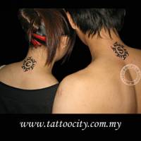 Tatuaje para parejas de un sol con una inicial