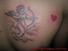 Tattoo de cupido disparando a un corazón