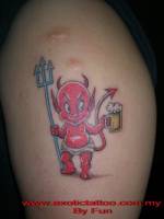 Tattoo de un pequeño demonio con cerveza