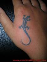 Tatuaje de un lagarto en la mano