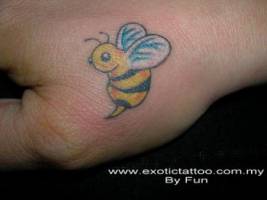 Tatuaje de una pequeña abeja en la mano
