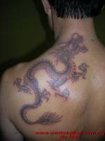 Tatuaje de un dragón que llega a la nuca
