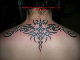 Tatuaje tribal en la nuca y espalda