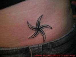 Tatuaje de una estrella en la cadera