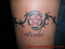 Tatuaje de un brazalete con una estrella