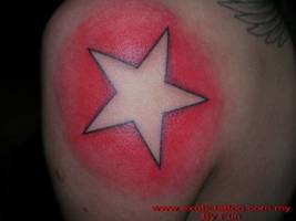Tatuaje de una estrella en el hombro
