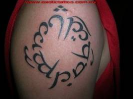 Tatuaje de un circulo formado de letras